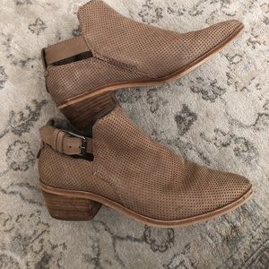Dolce Vita Tan Kara Booties. Size 7.5